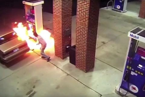 Ngọn lửa làm hư hại cây xăng. (Nguồn: YouTube)
