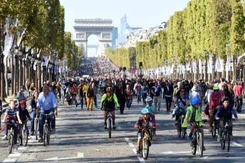 Người dân tận hưởng “Ngày không xe hơi” tại Paris trên Đại lộ Champs-Elysées (Nguồn: Báo Pháp) 