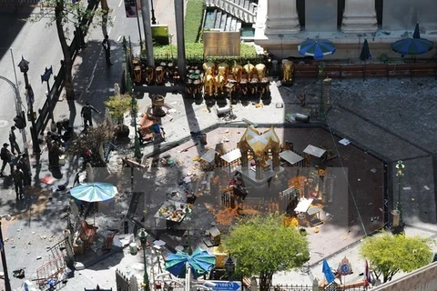 Hiện trường vụ nổ bom ngoài đền thờ Erawan ở Bangkok ngày 18/8. (Ảnh: THX/TTXVN)