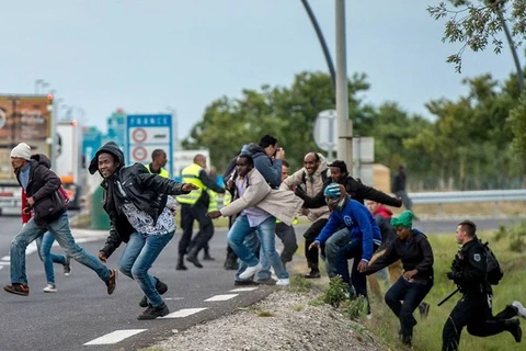 Cảnh sát Pháp vất vả truy đuổi người nhập cư trái phép ở Calais. (Nguồn: Getty Images)