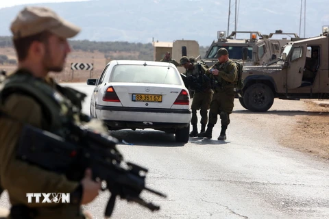 Binh sỹ Israel tuần tra tại khu vực làng Beit Furik ở Bờ Tây ngày 2/10. (Nguồn: AFP/TTXVN)