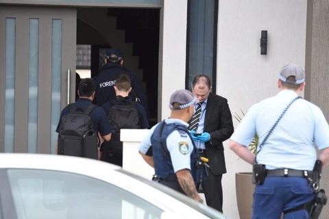Cảnh sát Australia bên ngoài nhà một nghi phạm. (Nguồn: smh.com.au)