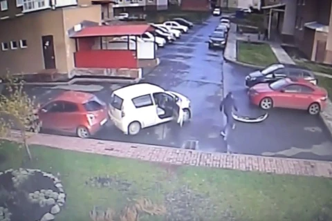Chiếc xe màu trắng gây ra các vụ va chạm liên tiếp. (Nguồn: YouTube)