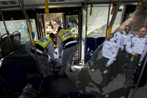 Hiện trường vụ tấn công trên xe buýt ở Jerusalem. (Nguồn: AP)