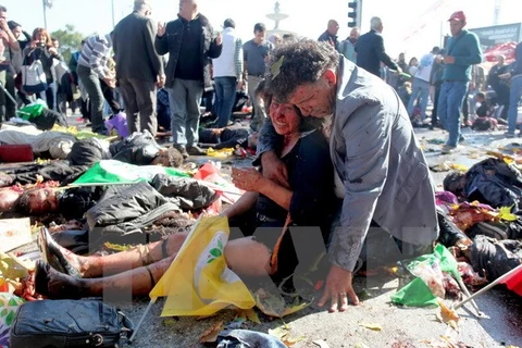 Các nạn nhân vụ đánh bom ở nhà ga tàu hỏa trung tâm thủ đô Ankara ngày 10/10. (Nguồn: AFP/TTXVN)