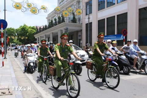 Cán bộ, chiến sỹ Công an phường Tràng Tiền, quận Hoàn Kiếm đi tuần tra bằng xe đạp. (Ảnh: Doãn Tấn/TTXVN)