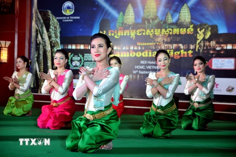 Một điệu múa cổ điển truyền thống do Bộ Du lịch Campuchia trình diễn. (Ảnh: An Hiếu/TTXVN)