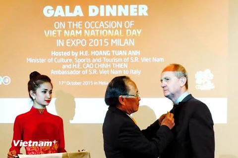 Bộ trưởng Bộ Văn hóa, Thể Thao và Du lịch Hoàng Tuấn Anh trao tặng Kỷ niệm chương cho ông Adrea Perugini. (Nguồn: Quang Thanh/Vietnam+) 