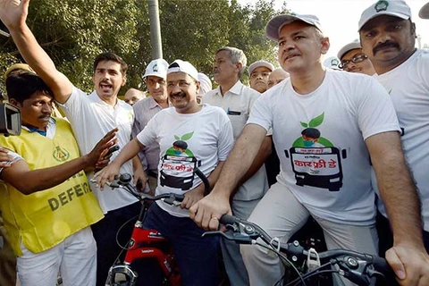 Quan chức thành phố New Delhi đạp xe đạp trong 'Ngày không xe ôtô.' (Nguồn: ndtv.com)