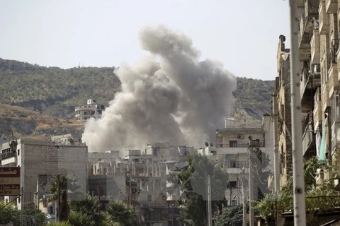 Khói bay lên sau một trận không kích của quân đội chính phủ Syria. (Nguồn: Reuters/TTXVN)