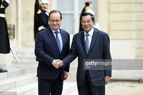 Thủ tướng Campuchia Hun Sen (phải) và Tổng thống Pháp François Hollande. (Nguồn: AFP)