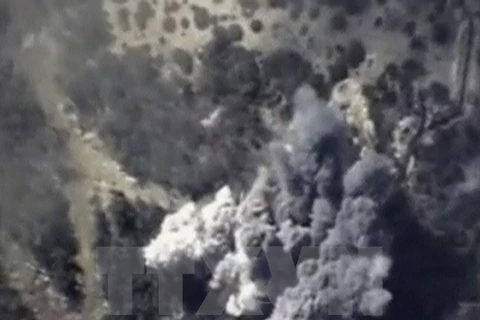 Khói bốc lên từ một vụ không kích của Nga nhằm vào mục tiêu IS tại Syria. (Ảnh: Reuters/TTXVN)