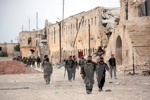 Quân chính phủ Syria tuần xung quanh trại Hanano sau vụ tấn công ngày 17/4. (Nguồn: AFP/TTXVN) 