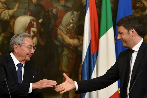 Chủ tịch Cuba Raul Castro (trái) và Thủ tướng Italy Matteo Renzi. (Nguồn: AFP)