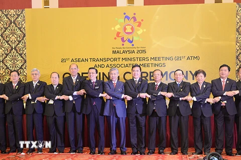 Bộ trưởng Giao thông Việt Nam Đinh La Thăng (thứ 3 từ phải sang) và các đại biểu chụp ảnh chung tại Hội nghị Bộ trưởng Giao thông ASEAN lần thứ 21. (Nguồn: THX/TTXVN)