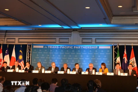 Đại diện 12 nước tham gia đàm phán trong cuộc họp báo công bố đạt được thỏa thuận lịch sử TPP, tại Atlanta, Mỹ ngày 5/10. (Nguồn: THX/TTXVN)