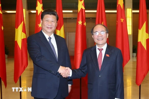 Chủ tịch Quốc hội Nguyễn Sinh Hùng hội kiến Tổng Bí thư, Chủ tịch nước Trung Quốc Tập Cận Bình đang có chuyến thăm cấp Nhà nước tới Việt Nam. (Ảnh: Nhan Sáng/TTXVN)