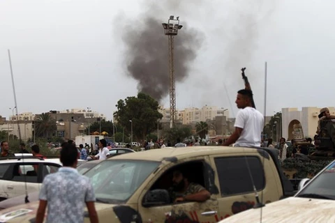 Khói bốc lên tại một khu vực ở Libya trong ngày 16/10. (Nguồn: AFP)