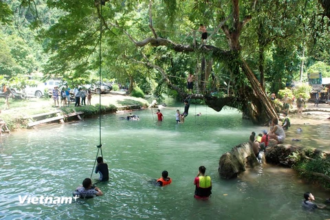 Trò chơi đa dạng gắn liền với thiên nhiên, cũng là một trong những yếu tố thu hút khách du lịch, (Nguồn: Phạm Kiên/Vietnam+)