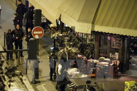 Cảnh sát điều tra tại hiện trường vụ tấn công khủng bố ở nhà hàng trung tâm Paris. (Nguồn: AFP/TTXVN)