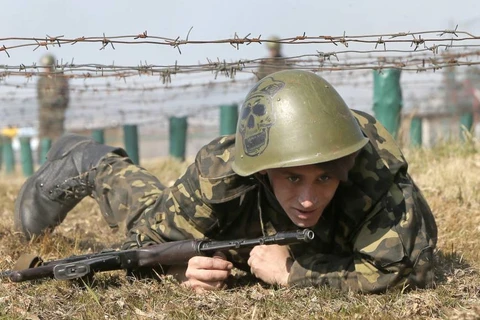 Binh sỹ Ukraine luyện tập tác chiến. (Ảnh: AP)