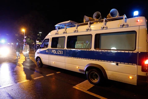 Cảnh sát bên ngoài sân vận động thành phố Hannover. (Nguồn: Reuters)