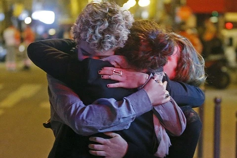 Người thân xúc động đòn một số người thoát ra được nhà hát Bataclan, đêm 13/11. (Nguồn: Reuters)