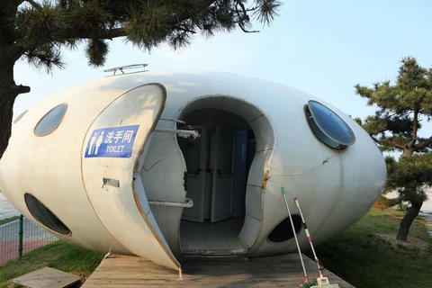 Nhà vệ sinh có vẻ ngoài giống như tàu vũ trụ tại một khu du lịch ở thành phố Nhật Chiếu. (Nguồn: CCTV)