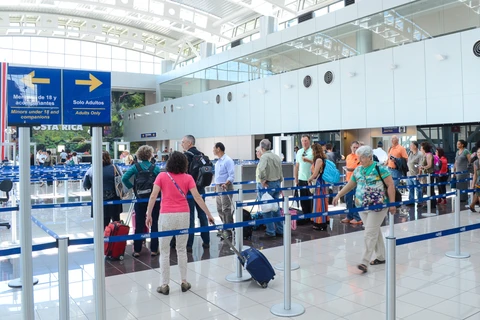 Hành khách làm thủ tục ở sân bay quốc tế Juan Santamaría. Ảnh minh họa. (Nguồn: The Tico Times)