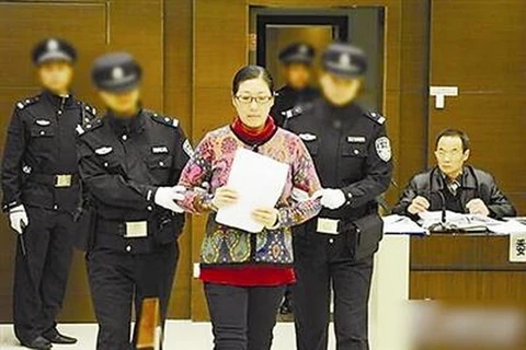 Bà Li bị cảnh sát áp giải ra tòa. (Nguồn: CCTV)