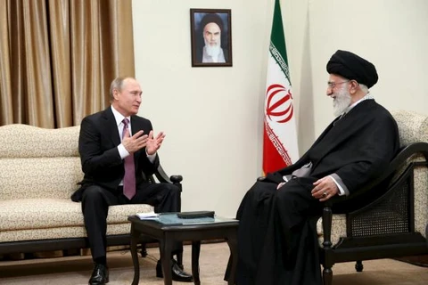 Tổng thống Nga Vladimir Putin (trái) hội đàm với lãnh tụ tinh thần tối cao Iran Ali Khamenei. (Nguồn: Reuters)