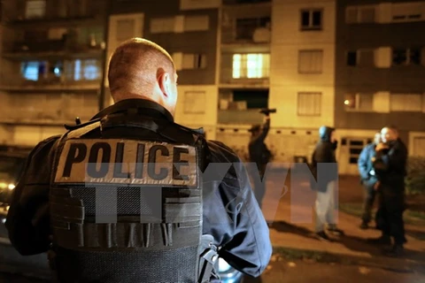 Cảnh sát Pháp gác tại quận Champs Plaisants thuộc Sens ngày 20/11. (Nguồn: AFP/TTXVN)
