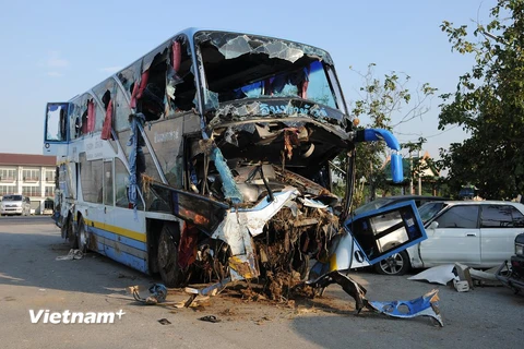 Chiếc xe du lịch gặp nạn. (Ảnh: Sơn Nam-Quang Thuận/Vietnam+)