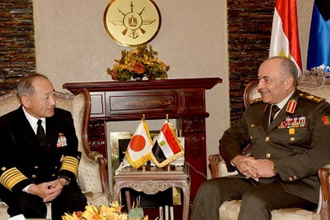 Tổng tham mưu trưởng quân đội Ai Cập Mahmoud Hegazy (phải) và Tổng tham mưu trưởng Lực lượng Phòng vệ Nhật Bản Katsutoshi Kawano. (Nguồn: ahram.org.eg)