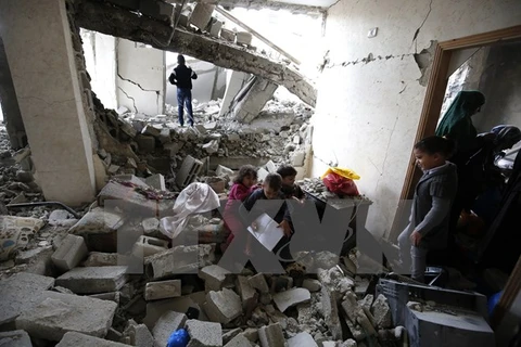 Người dân Palestin kiểm tra ngôi nhà bị binh sỹ Israel phá hủy gần thành phố Ramallah ở Bờ Tây ngày 16/11.(Nguồn: AFP/TTXVN)