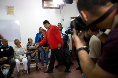 Tổng thống Venezuela Nicolas Maduro tại một điểm bỏ phiếu ở Caracas. (Nguồn: AP)