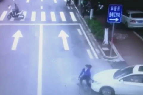 Chiếc xe ôtô đâm thẳng vào người phụ nữ. (Nguồn: CCTV)