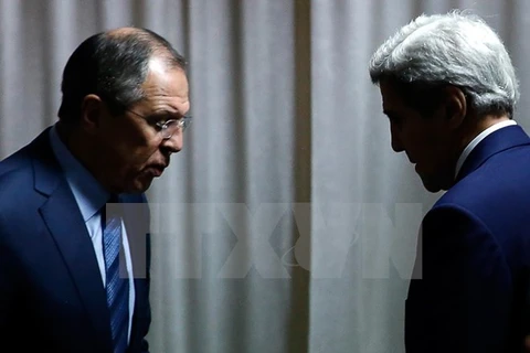 Ngoại trưởng Nga Sergei Lavrov (trái) và người đồng cấp Mỹ John Kerry. (Nguồn: AFP/TTXVN)