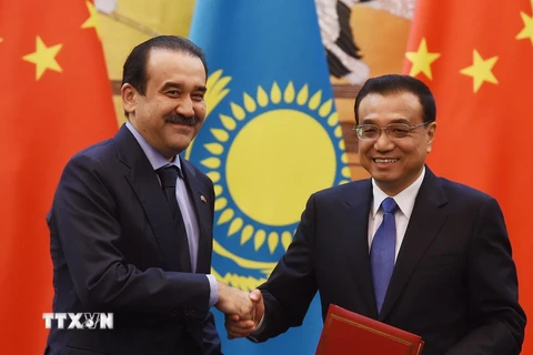 Thủ tướng Lý Khắc Cường (phải) và Thủ tướng Karim Massimov tại lễ ký các hiệp định hợp tác song phương. (Nguồn: AFP/TTXVN) 