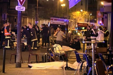 Hiện trường vụ tấn công một nhà hàng ở thủ đô Paris tối 13/11. (Nguồn: AP)