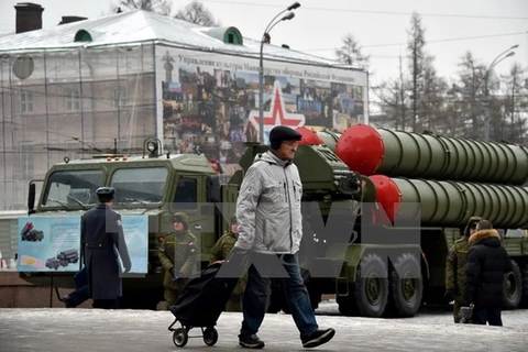 Hệ thống tên lửa đất đối không S-400 của Nga trưng bày tại Quảng trường Suvorovskaya. (Nguồn: AFP/TTXVN)