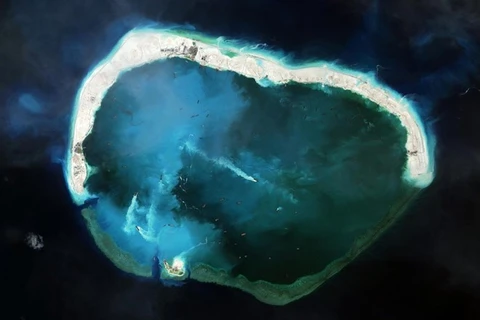 Bãi đá Vành Khăn chụp tháng 8/2015 cho thấy các rạn san hô đang bị tàn phá bởi sự tôn tạo trái phép của Trung Quốc. (Nguồn: CSIS)