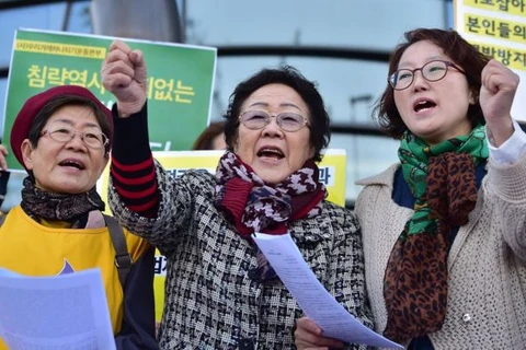 Một nhóm phụ nữ biểu tình trước Đại sứ quán Nhật Bản tại Seoul. (Nguồn: AFP)