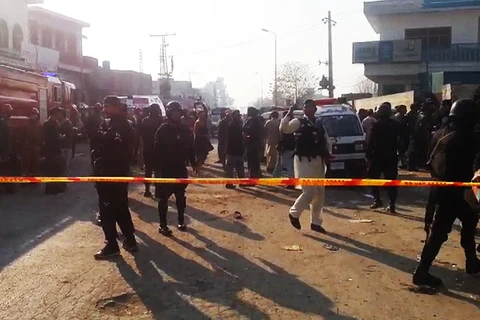 Cảnh sát Pakistan có mặt tại hiện trường vụ đánh bom. (Nguồn: dawn.com)