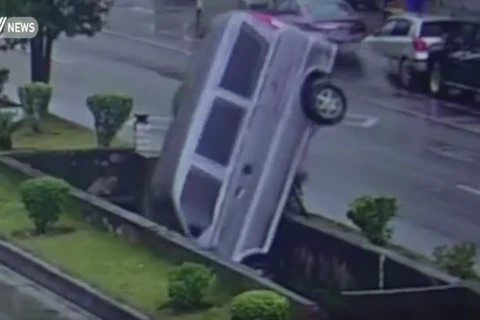 Chiếc xe van cắm đầu xuống rãnh nước. (Nguồn: CCTV)