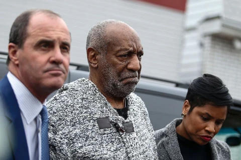 Diễn viên hài Bill Cosby bị áp giải tới tòa. (Nguồn: AFP)