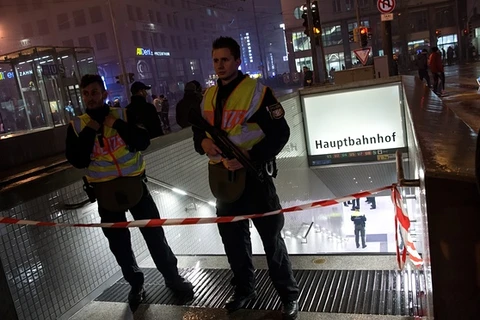 Cảnh sát Đức tại lối vào nhà ga trung tâm ở Munich. (Nguồn: theguardian.com)