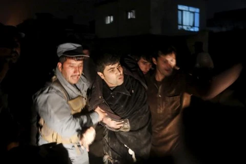 Cảnh sát Afghannistan đưa người bị thương trong vụ đánh bom tới bệnh viện. (Nguồn: Reuters)