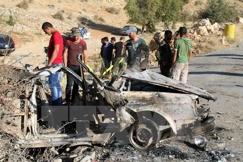 Người dân địa phương và các thành viên của tổ chức Hezbollah tại hiện trường một vụ đánh bom liều chết tại Liban. Ảnh minh họa. (Nguồn: AFP/TTXVN)