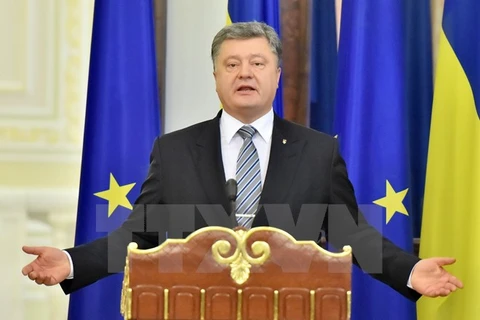 Tổng thống Ukraine Petro Poroshenko phát biểu trong một cuộc họp báo ở thủ đô Kiev. (Ảnh: AFP/TTXVN)